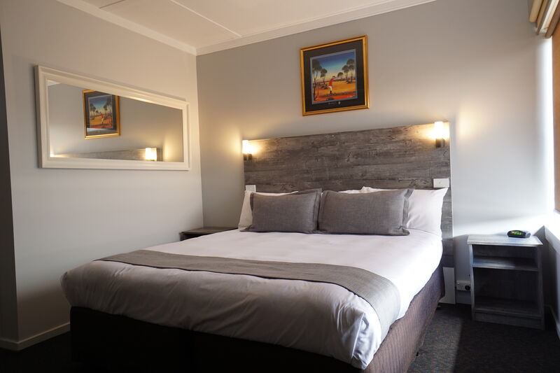 Nicholas Royal Motel - Accommodation - Hay, NSW - King Room
