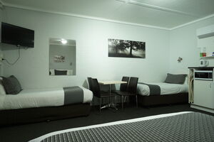 Nicholas Royal Motel - Accommodation - Hay, NSW - Family Room