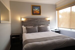 Nicholas Royal Motel - Accommodation - Hay, NSW - King Room