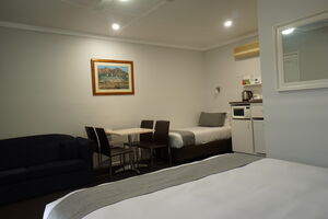 Nicholas Royal Motel - Accommodation - Hay, NSW - King Room