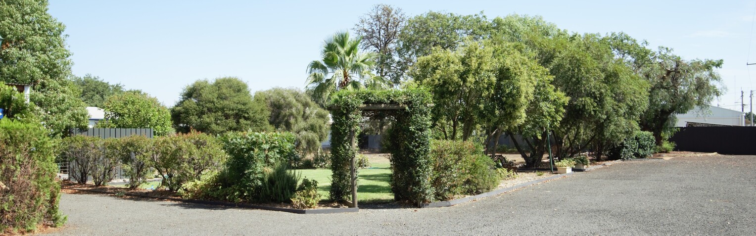 Back Garden 2 - Nicholas Royal Motel - Hay NSW